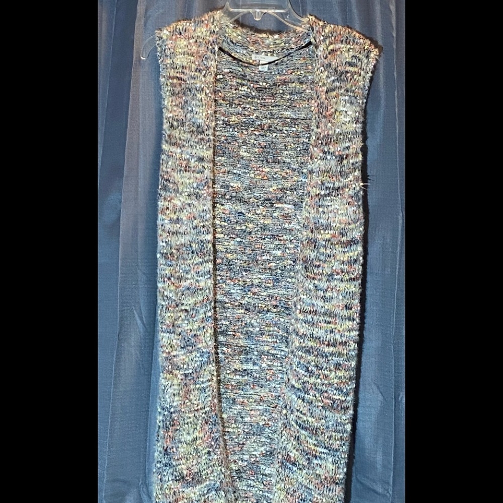 Long sleeveless sweater size 14w/16w